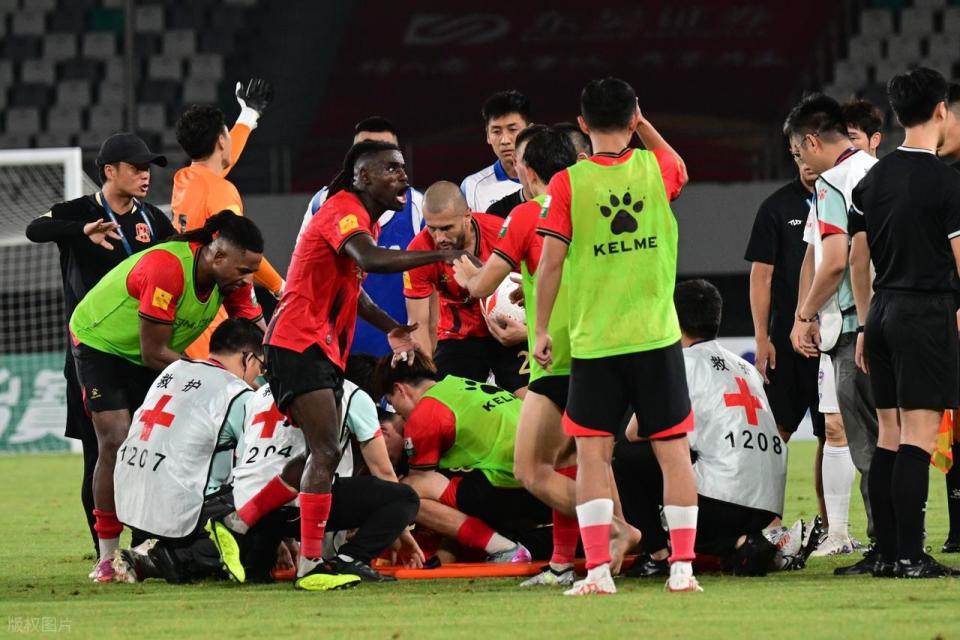 紧急送医, 并且表情着, 而根据最新 紧急送医, 并且表情着, 而根据最新