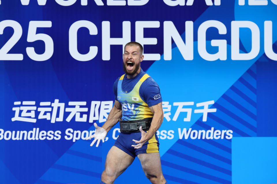 夫顿在颁奖, 乔丹, src