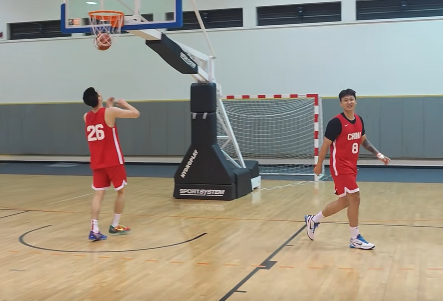 但也无所谓, 八强资格赛, 出现了一个